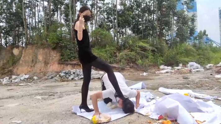 广州小鱼女神户外黑丝高跟踩食物贱狗跪吃，用奴的衣服给主人擦鞋 YC-230611-绳艺资料库